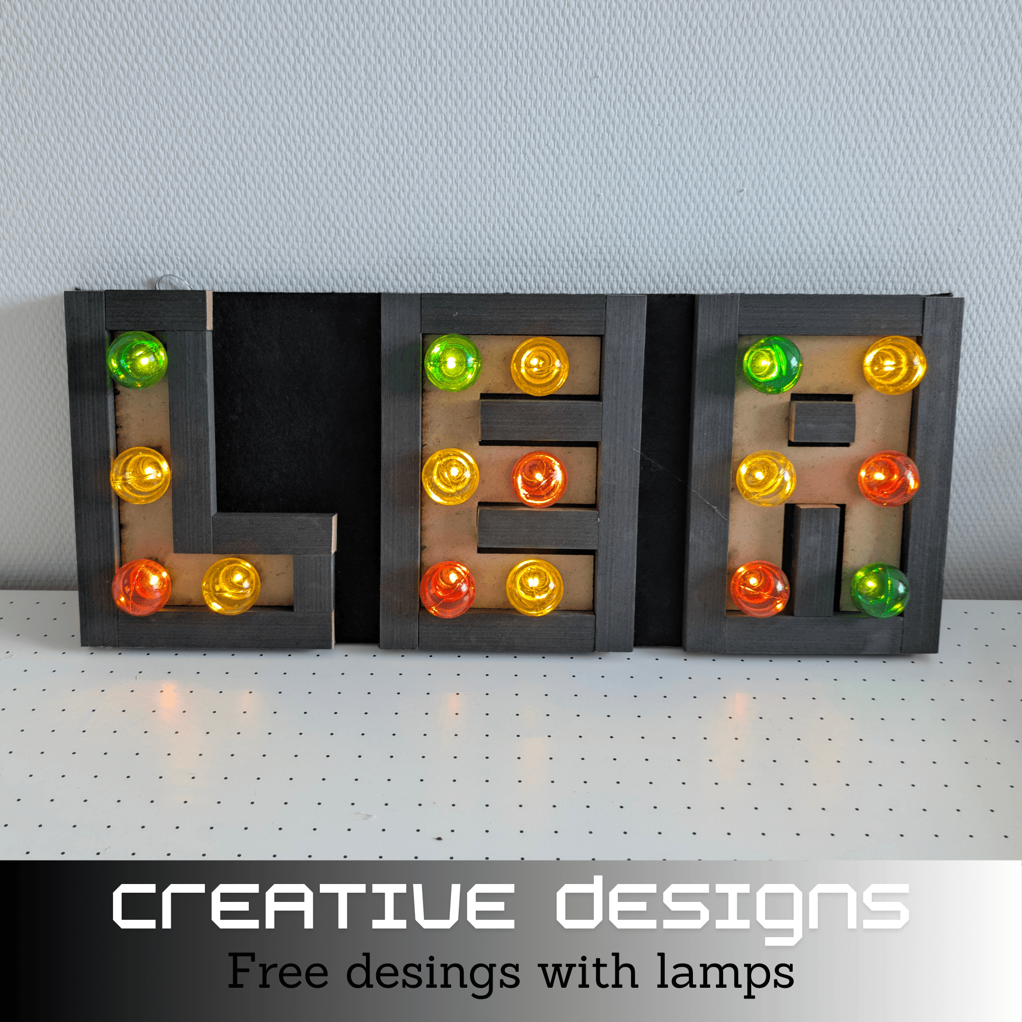 Lichtgevend bord met eigen ontwerp en gekleurde lampjes, gemaakt tijdens een creatieve workshop