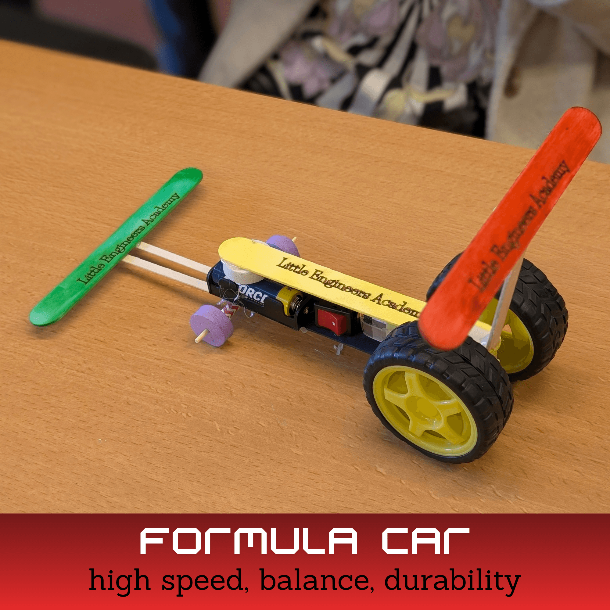 Kinderen bouwen een zelfrijdende formule-wagen op batterijen tijdens een schoolworkshop van Little Engineers Academy