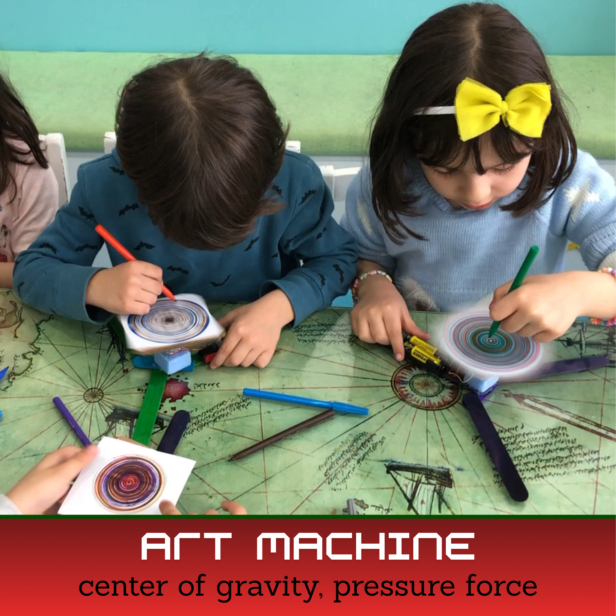 Kinderen tekenen spiraalpatronen met een zelfgebouwde, motorgedreven kunstmachine