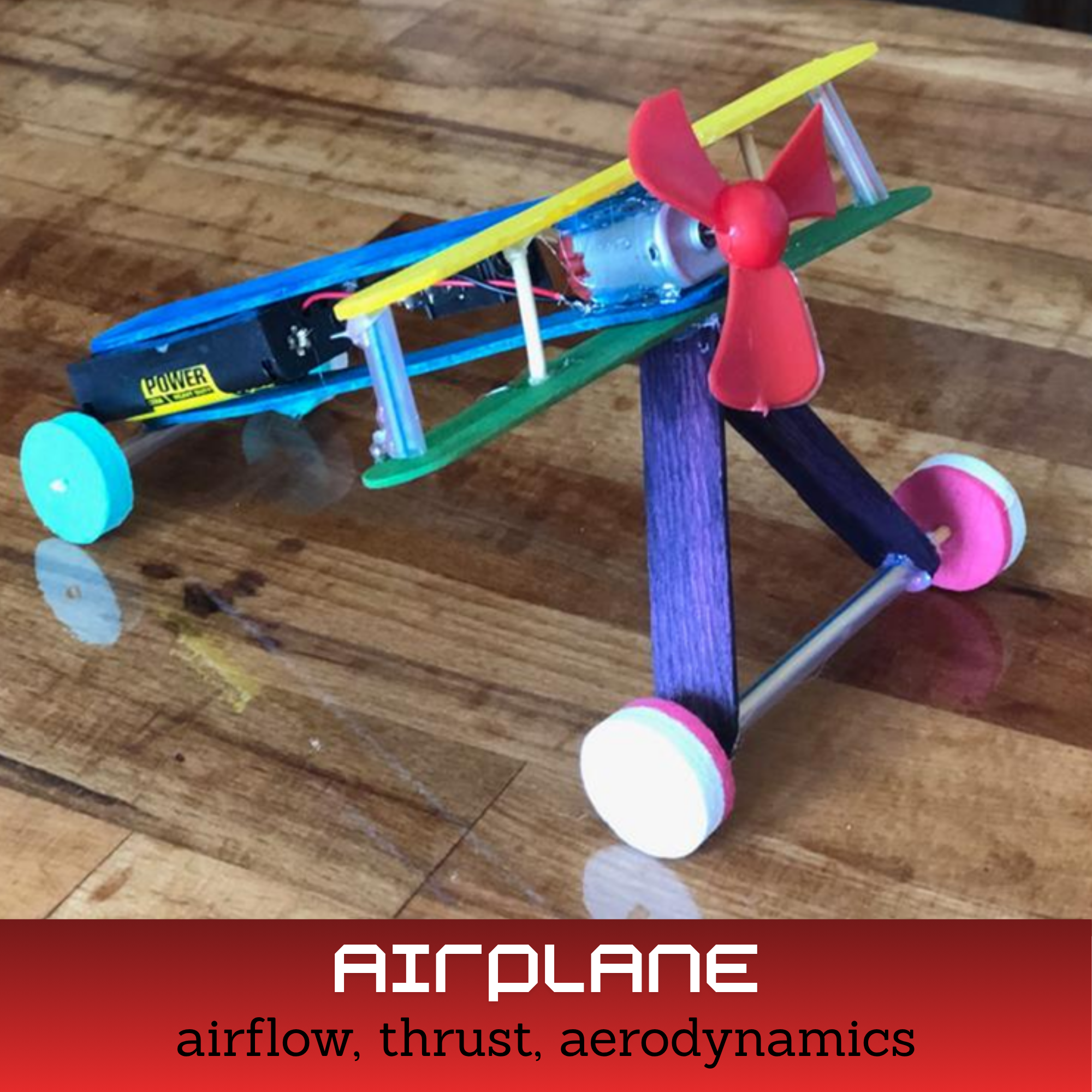 Zelfgebouwd vliegtuigmodel met motor en propeller, workshop over luchtstroming en aerodynamica