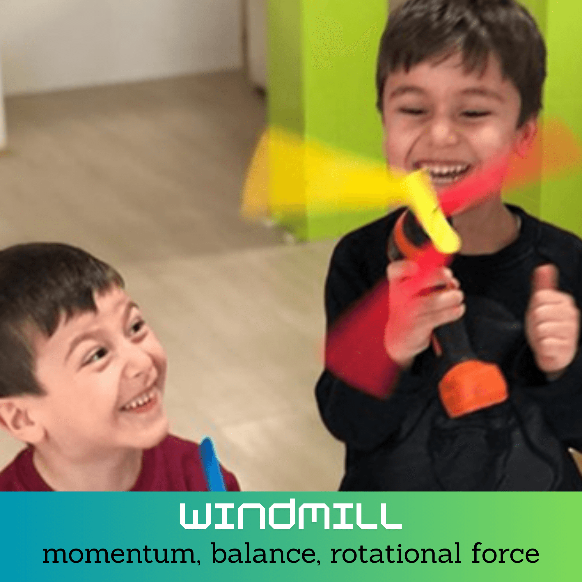 Kinderen spelen met een zelfgemaakt draaiend windmolentje, workshop over beweging en balans