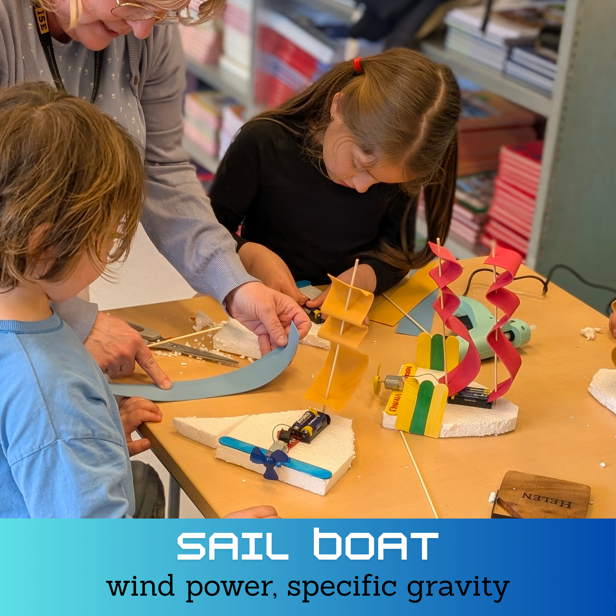 Kinderen bouwen een zeilbootje op windkracht en leren over soortelijk gewicht